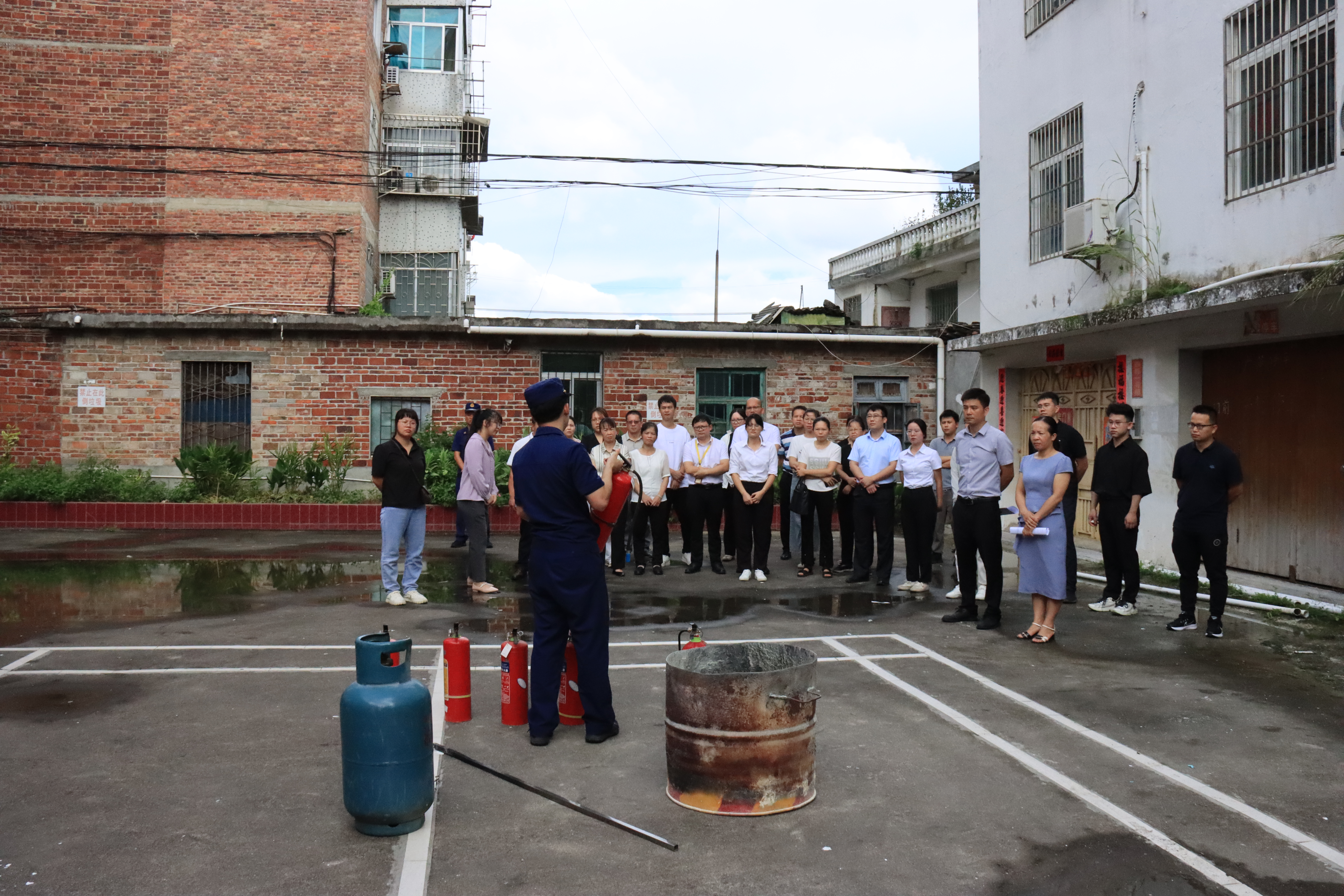 合山市纪委监委开展谈话场所消防安全应急处置培训暨实战演练